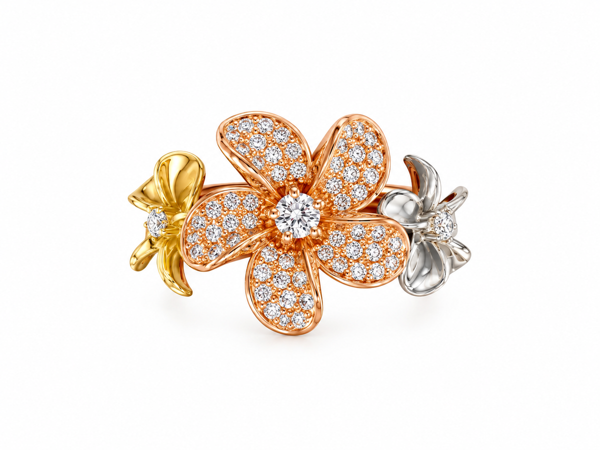 Anillo de tres flores en oro rosa, amarillo y blanco con circonitas