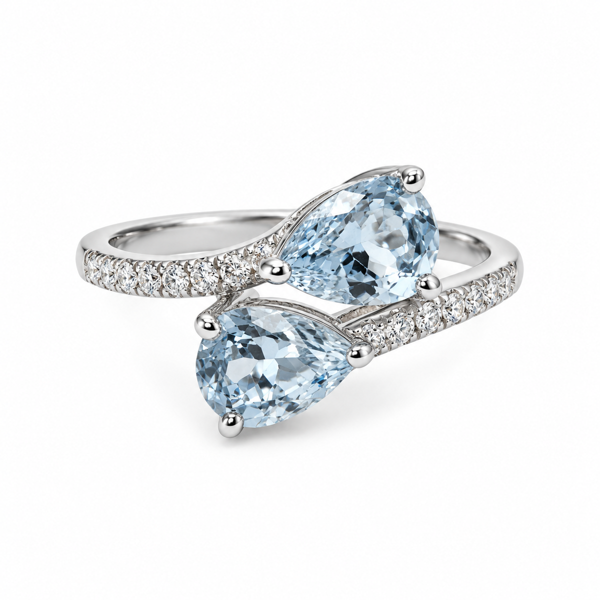 Anillo cruzado de oro blanco con dos aguamarinas en talla pera y diamantes