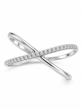 Anillo de oro blanco en forma de X con una banda pulida y otra con diamantes