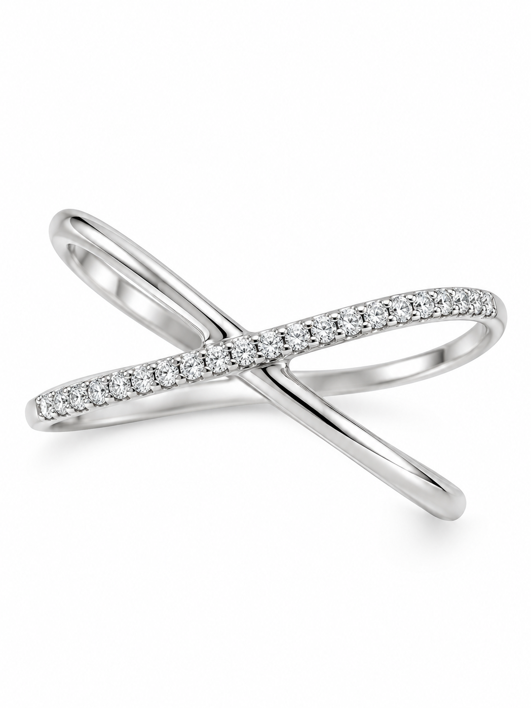 Anillo de oro blanco en forma de X con una banda pulida y otra con diamantes