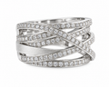 Anillo ancho de oro blanco con cintas entrecruzadas, hileras de diamantes y una cinta mate