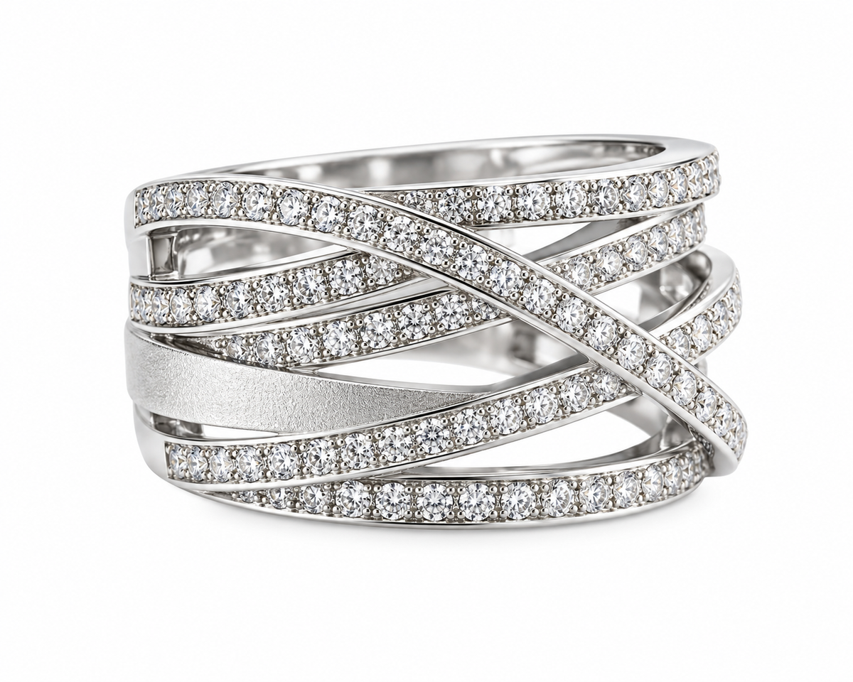 Anillo ancho de oro blanco con cintas entrecruzadas, hileras de diamantes y una cinta mate