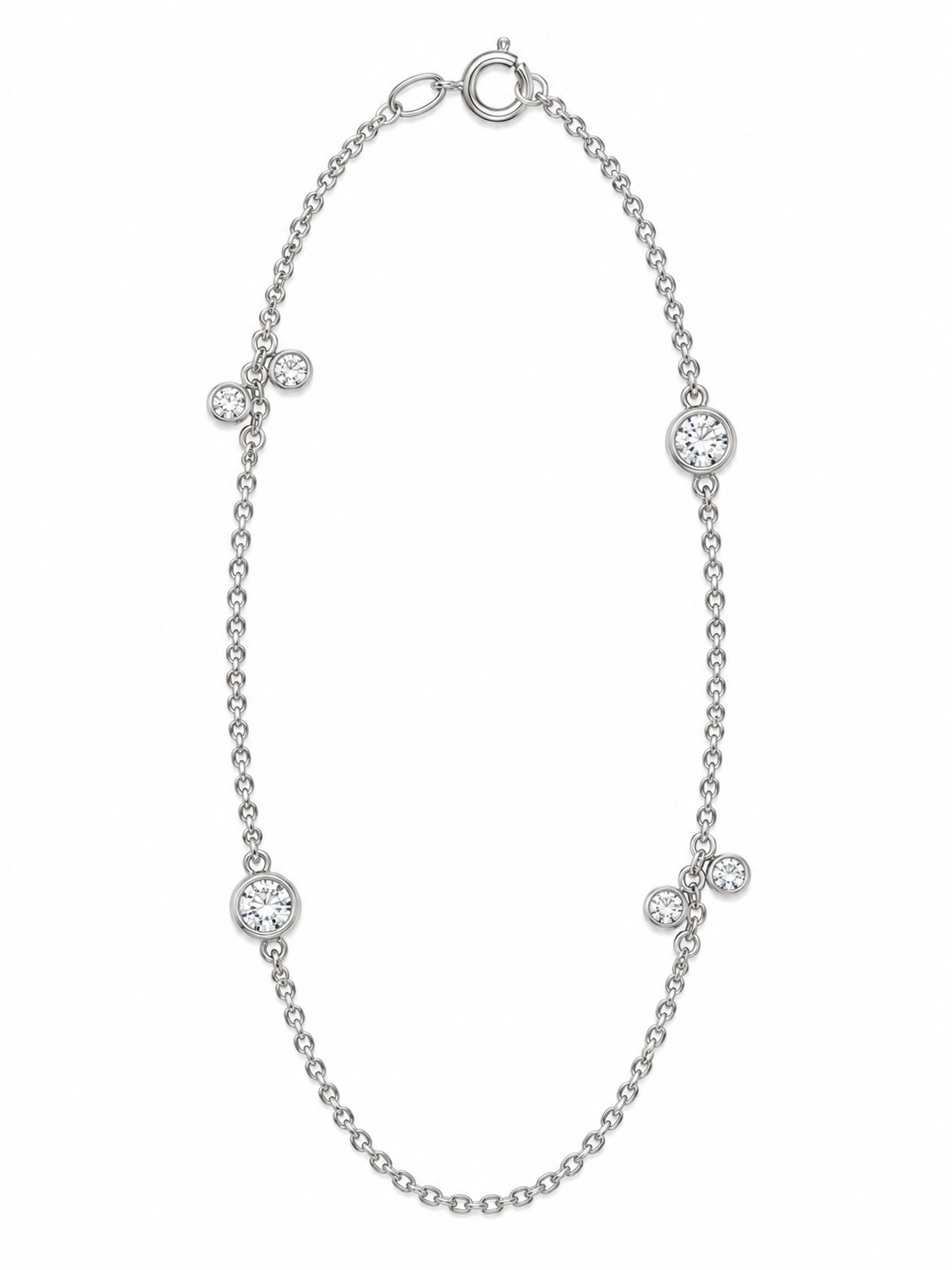 Pulsera de cadena en oro blanco con chatones de diferentes tamaños y pequeños colgantes