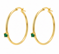 Par de aros de oro con una esmeralda verde en cada pendiente