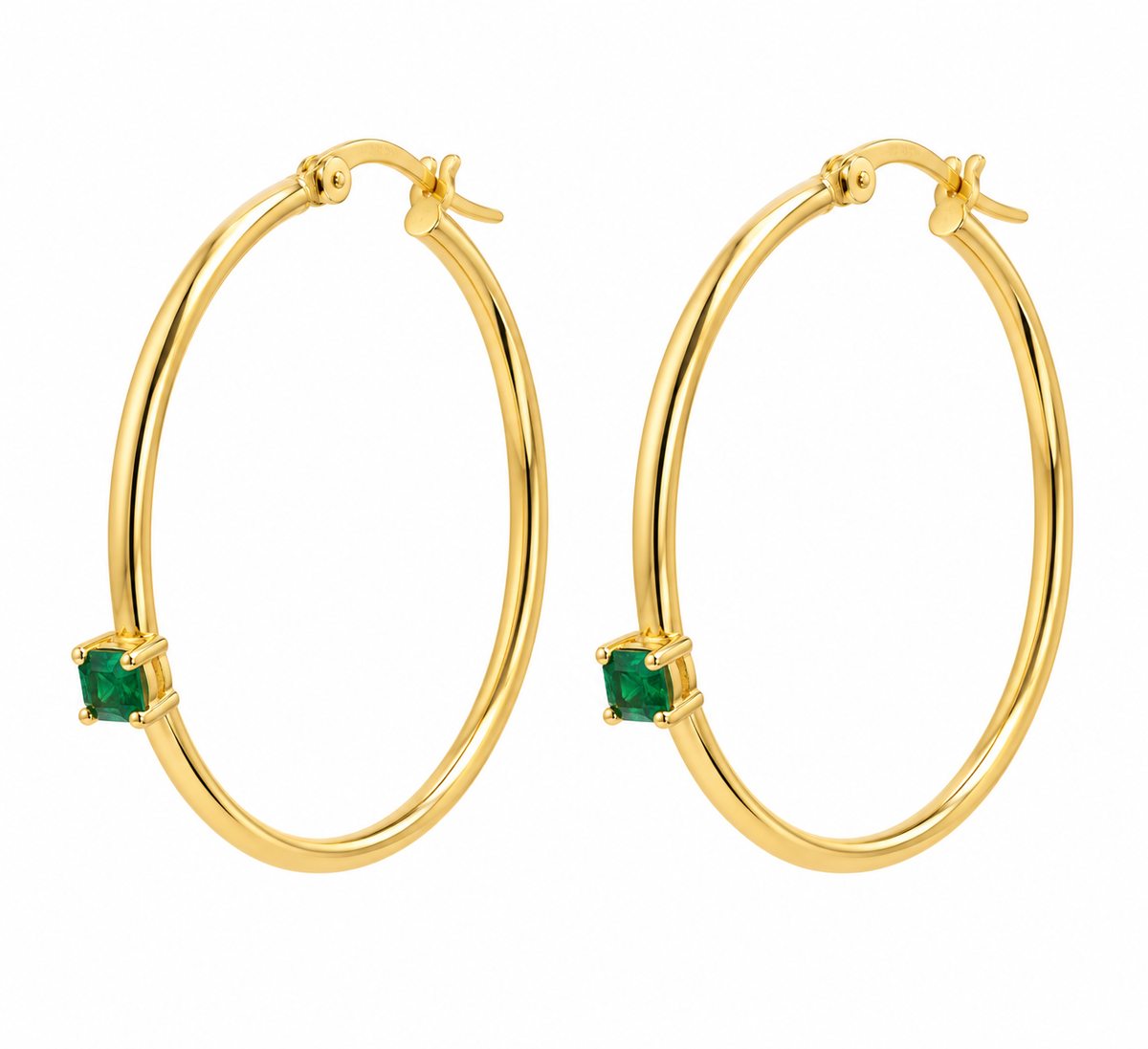 Par de aros de oro con una esmeralda verde en cada pendiente