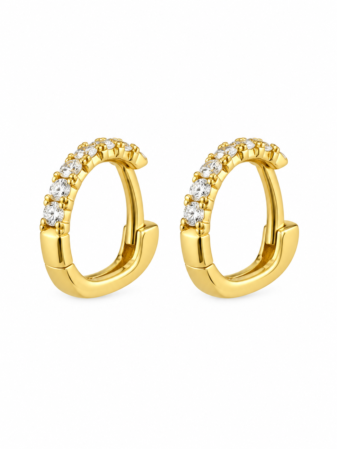 Par de aritos de oro amarillo con una hilera frontal de diamantes