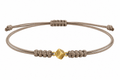 Pulsera de cordón en tono topo con nudos de macramé y eslabón central en forma de cubo en oro de 18K