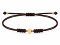 Pulsera de cordón marrón con nudos de macramé y cubo central en oro amarillo de 18K