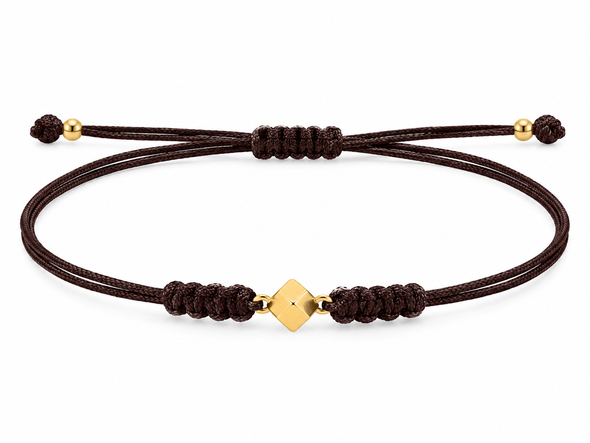 Pulsera de cordón marrón con nudos de macramé y cubo central en oro amarillo de 18K