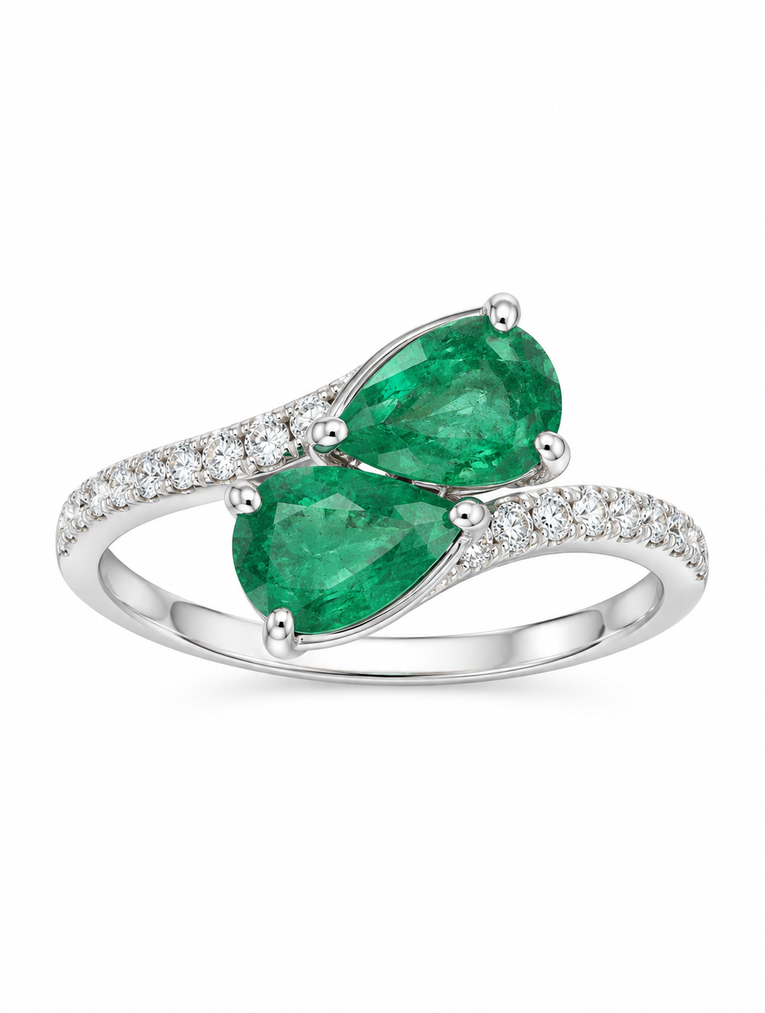 Anillo de oro blanco con dos esmeraldas en forma de pera y diamantes en los brazos del diseño cruzado