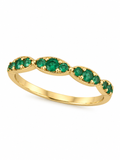 Anillo de oro con diseño festoneado de motivos alargados enlazados y esmeraldas redondas