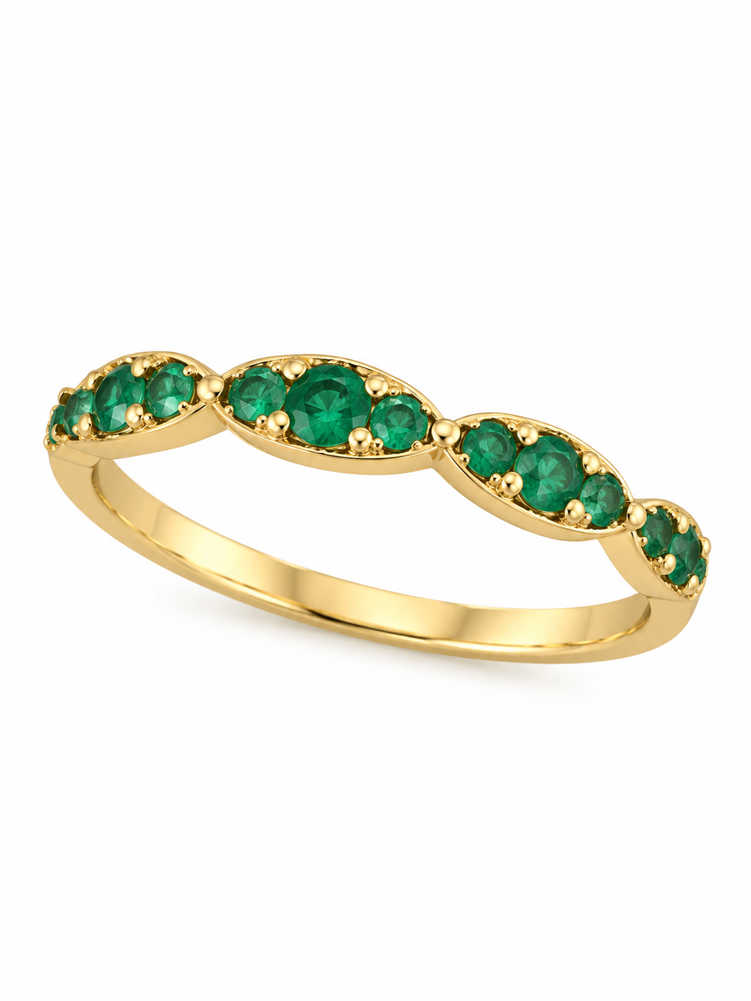 Anillo de oro con diseño festoneado de motivos alargados enlazados y esmeraldas redondas