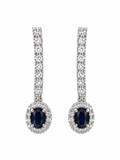 Pendientes largos de oro blanco con línea de diamantes y zafiros ovalados azules rodeados de un halo de diamantes