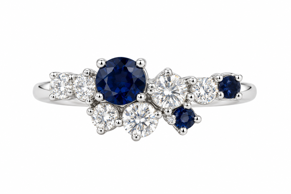 Anillo asimétrico con tres zafiros azules y diamantes naturales en oro blanco de 18k