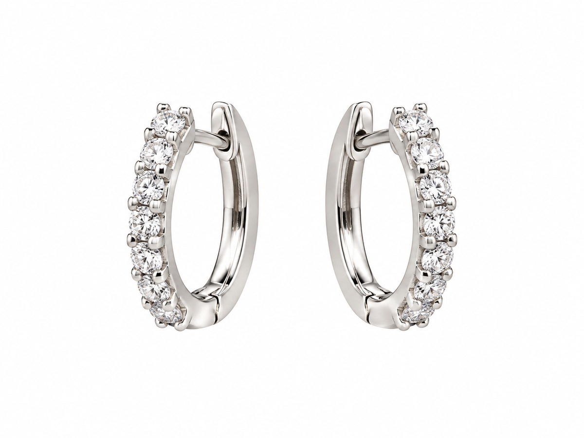 Pendientes de aro en oro blanco de 18k con una hilera de diamantes en la parte frontal