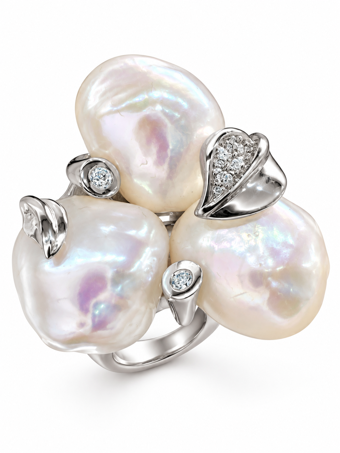 Anillo de oro blanco de 18k con tres perlas barrocas y detalles con diamantes