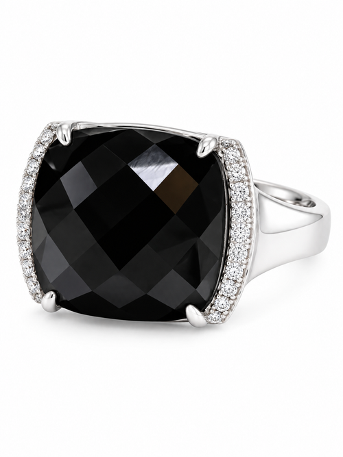 Anillo de oro blanco de 18k con ónix negro facetado central y diamantes en los laterales