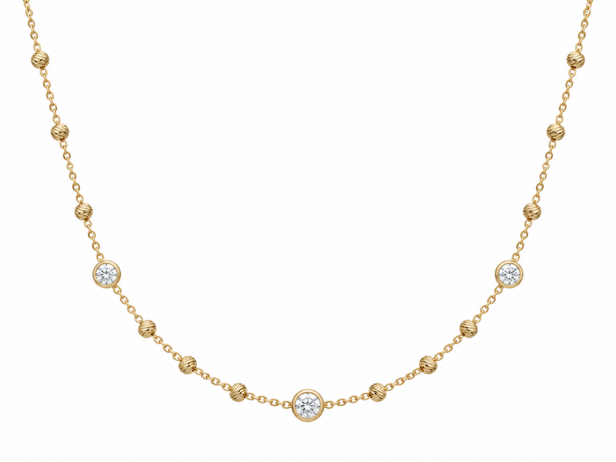 Cadena de oro con diamantes montados en chatón y pequeñas bolitas de oro
