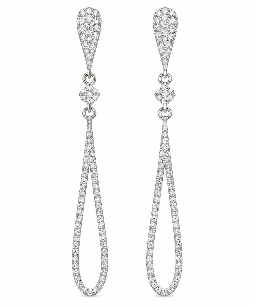 Vista frontal de pendientes largos de oro blanco con diamantes y gota abierta