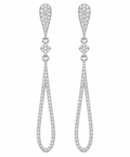 Vista frontal de pendientes largos de oro blanco con diamantes y gota abierta
