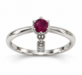Anillo de oro blanco con rubí central y detalle colgante con diamante