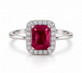 Anillo de oro blanco con rubí central rectangular rodeado de circonitas