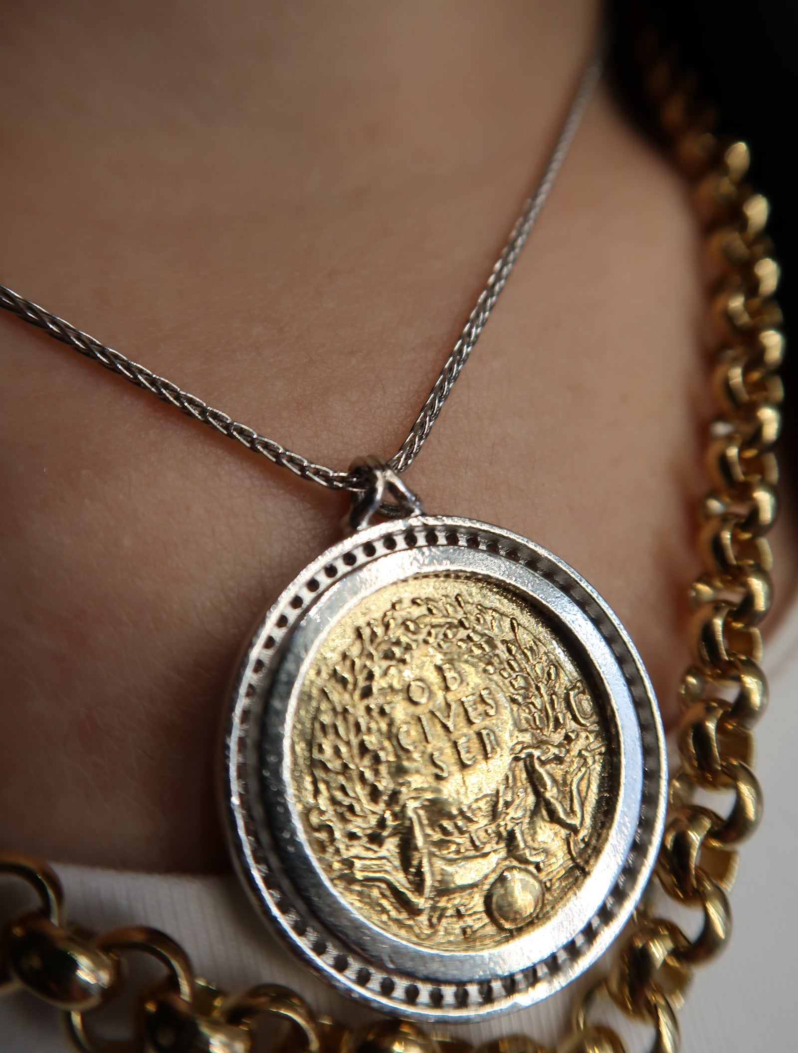 COLLAR FLORA MEDALLON