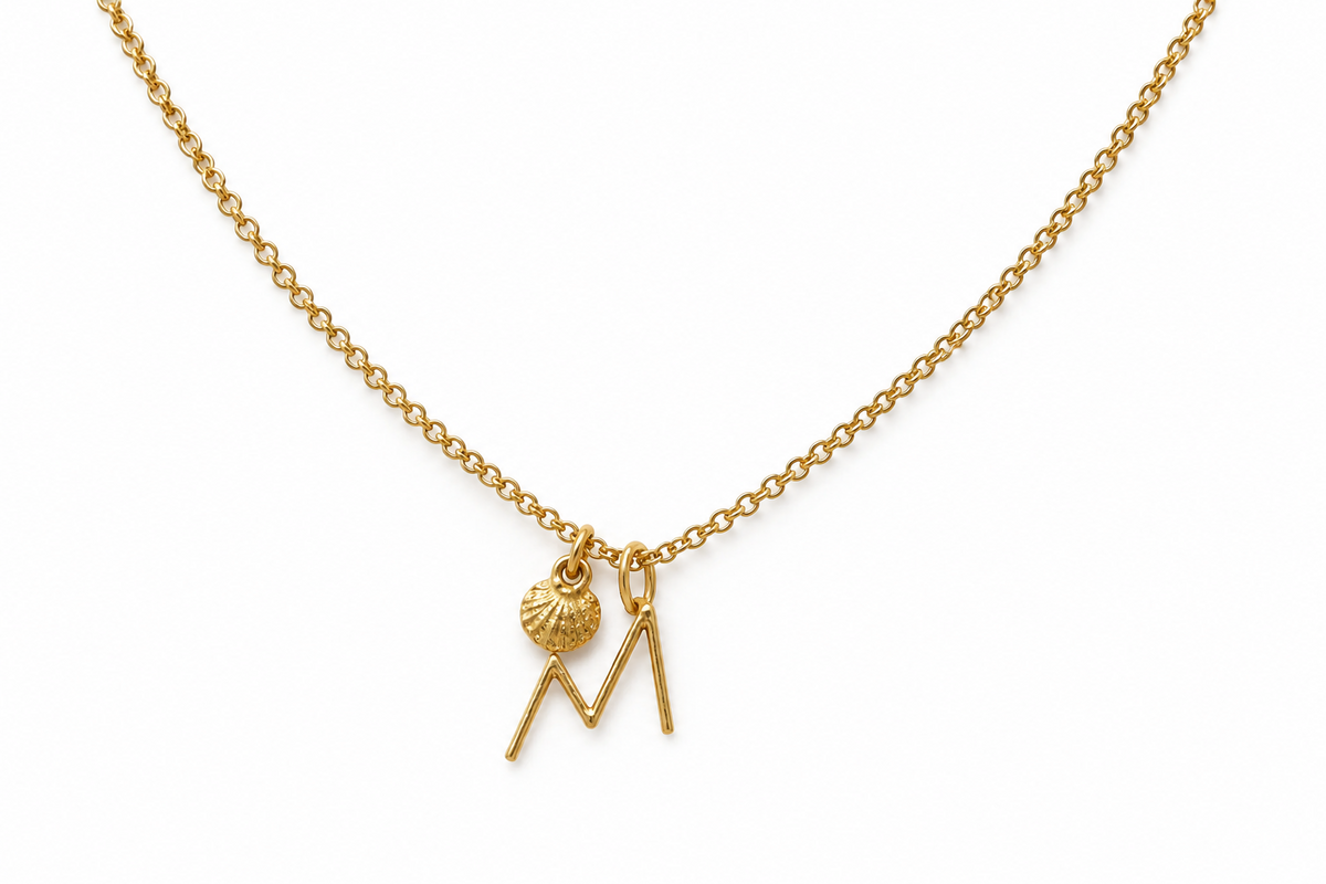 Collar de eslabones con concha de Santiago e inicial M en plata bañada en oro de 18k
