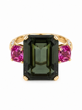 Anillo de oro amarillo con amatista verde central rectangular, dos rosas de Francia laterales y diamantes