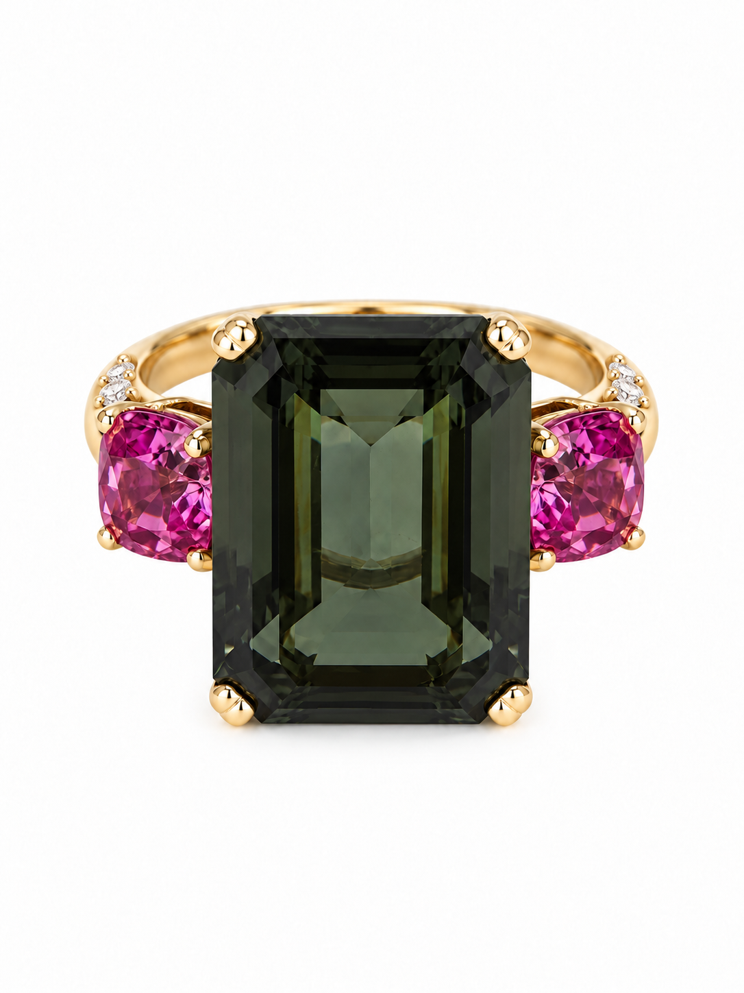 Anillo de oro amarillo con amatista verde central rectangular, dos rosas de Francia laterales y diamantes