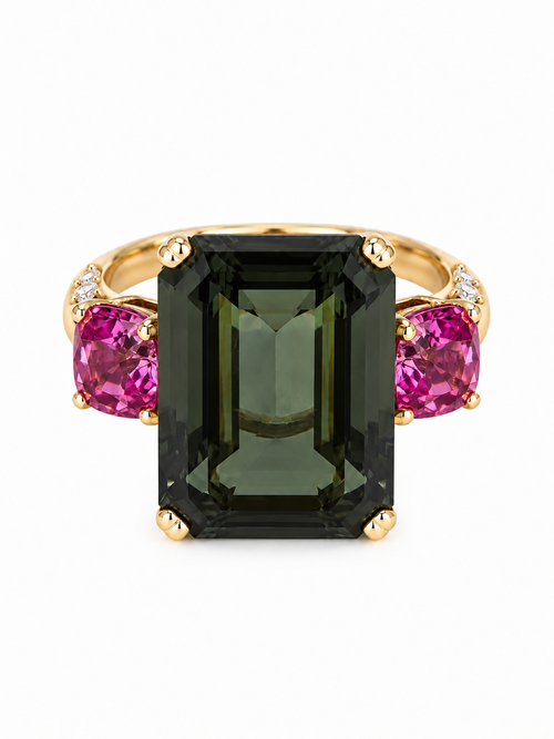 Anillo de oro amarillo con amatista verde central rectangular, dos rosas de Francia laterales y diamantes