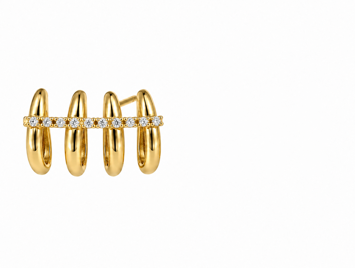 Un solo pendiente de cuatro aritos unidos en oro de 18K con una línea de diamantes; venta individual, no el par